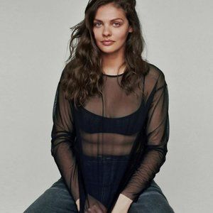 EUC Universal Standard Top Size M (18/20)